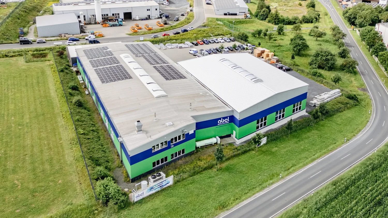 Referenz: Stahlhallenbau Abel Metallsysteme Geisa – Luftbild Gebäude von hinten